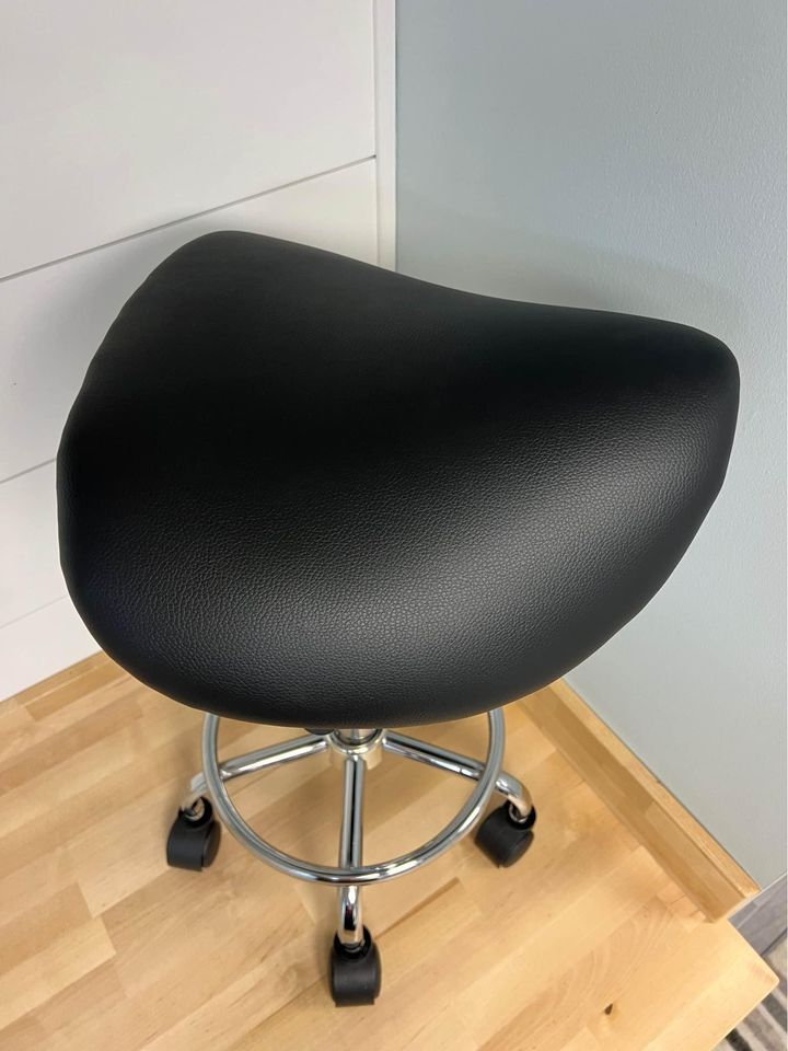 Saddle Stool with Foot Rest PU Leather Swivel Adjustable Rolling Stool (Black)