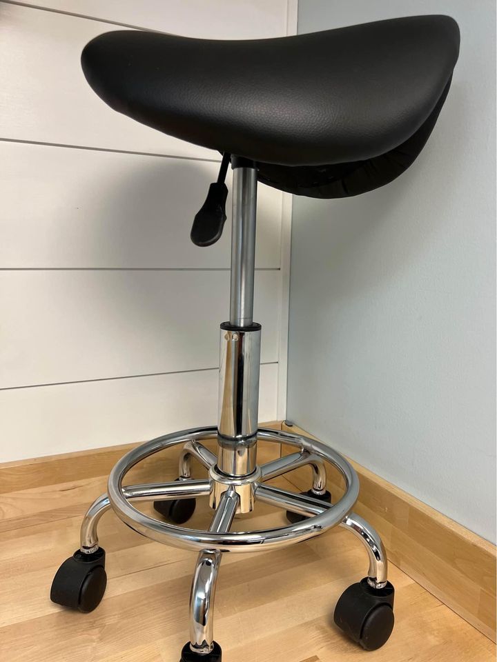 Saddle Stool with Foot Rest PU Leather Swivel Adjustable Rolling Stool (Black)